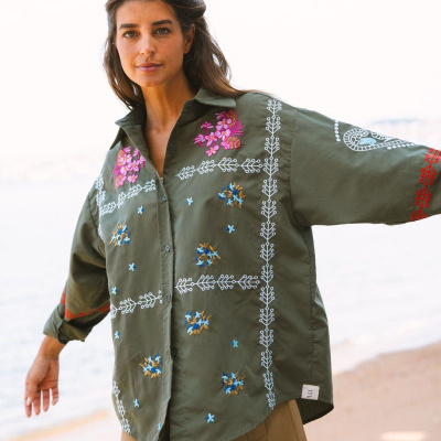 Camisa verde com bordados florais coloridos e botões na frente