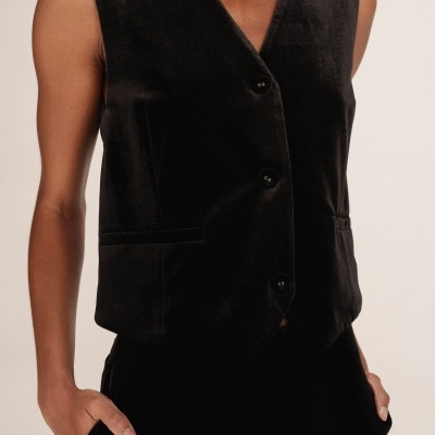 Colete preto aveludado com botões e bolsos