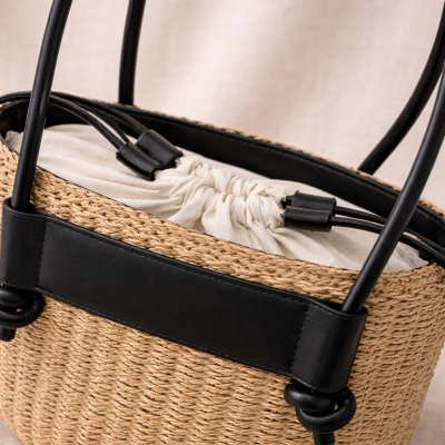 Mala de mão de palha com alças e detalhes pretos e interior de tecido branco regulável