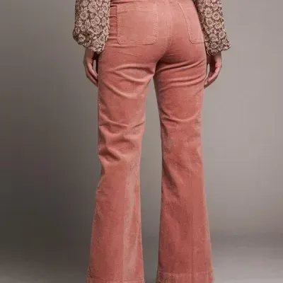 Calças de veludo cor-de-rosa com bolsos quadrados traseiros e blusa floral