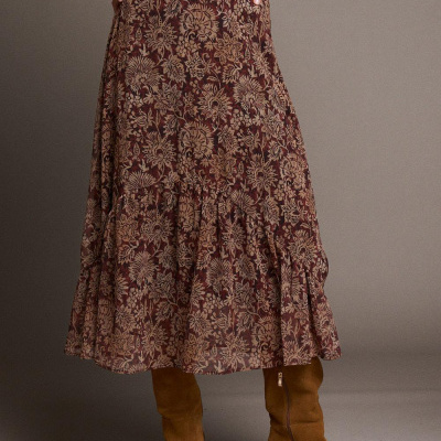 Saia midi com padrão floral, bota camel e blusa creme com renda