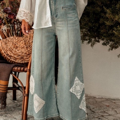 Calças largas de ganga azul claro com aplicações de rendas brancas e camisa branca de renda