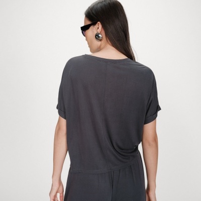 Blusa cinza escuro vista de trás com mangas curtas e gola redonda