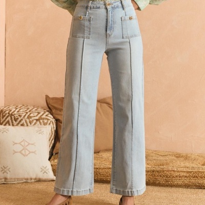 Calças de ganga azuis claras de corte largo com bolsos e botões.