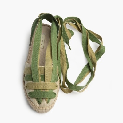 Espadrilha feminina bege com tiras verdes e sola de corda