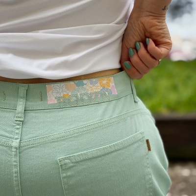 Calças verde claro com etiqueta floral e strass e t-shirt branca