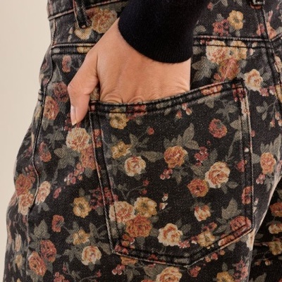Calças de ganga florais com bolso traseiro e mão inserida