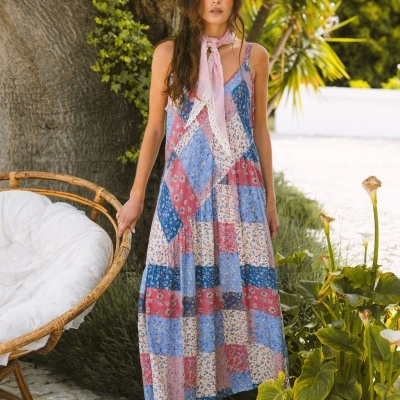 Vestido longo de alças finas com padrão patchwork colorido e sandálias castanhas ao ar livre
