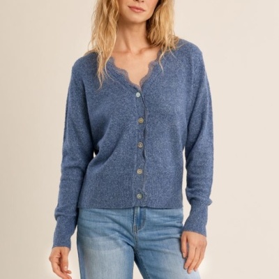 Camisa de malha azul com botões e gola em renda
