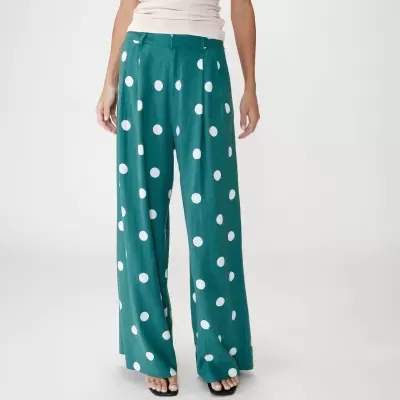 Calças verdes com bolinhas brancas e top branco