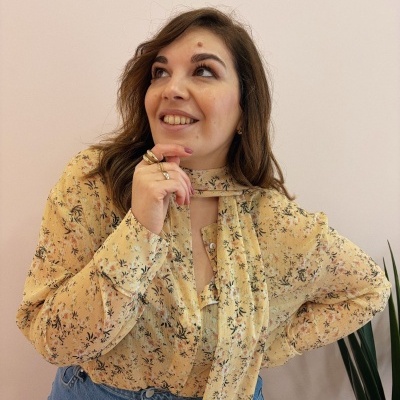 Blusa feminina amarela claro com padrão floral e laço no pescoço