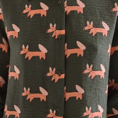 Camisa verde-oliva com padrão de raposas cor-de-rosa e botões frontais.