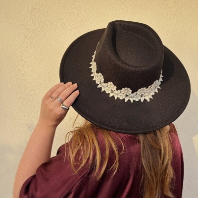Chapéu preto com faixa bordada floral