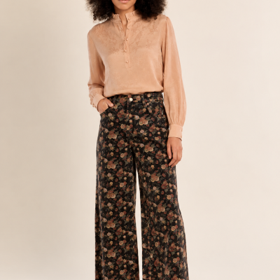 Calças largas com padrão floral e camisa rosa claro com botões