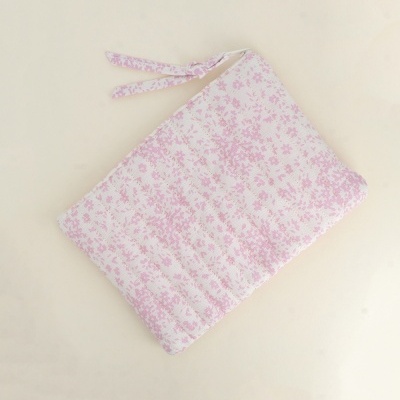 Pano de cozinha floral rosa e branco acolchoado com laço