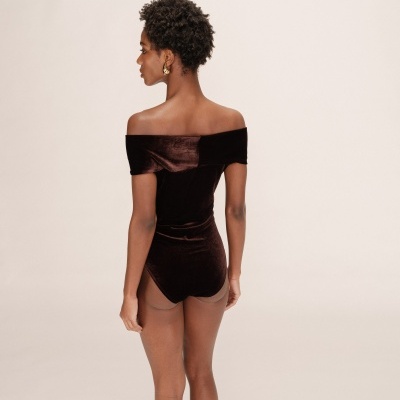 Fato de banho castanho em veludo com decote ombro a ombro visto de costas