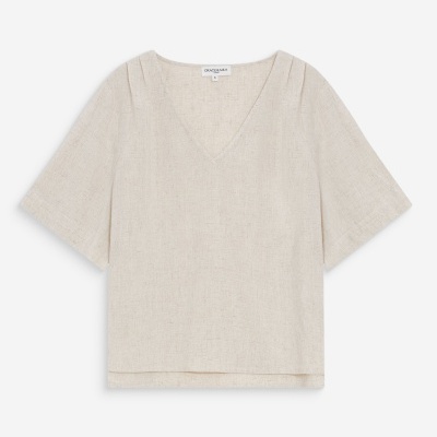 Blusa feminina bege de tecido com textura em linho e decote em V
