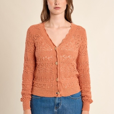 Cardigan de malha feminino terracota com botões de flor e calças de ganga azuis