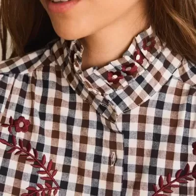 Camisa xadrez com bordados florais e gola alta franzida