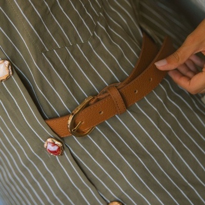 Vestido verde aos risquinhos brancos com botões decorativos e cinto castanho de pele com fivela dourada