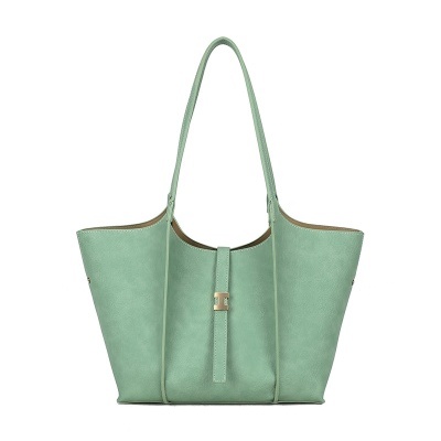 Mala de ombro verde com fecho de aba e alças compridas