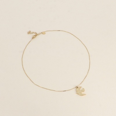 Colar dourado com pendente de pomba em fundo claro