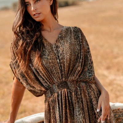Vestido feminino animal print castanho e preto com cintura franzida e decote em V