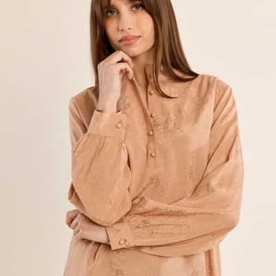 Blusa feminina bege com padrão floral e botões na gola