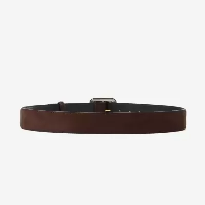 Cinto masculino em pele castanha com fivela metálica prateada