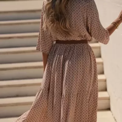 Vestido comprido com padrão geométrico e cinto castanho