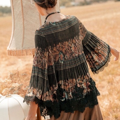 Blusa feminina floral de mangas largas plissadas e renda preta na natureza