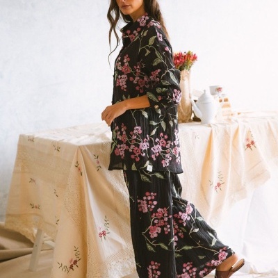 Conjunto feminino de pijama preto com flores rosas e verdes