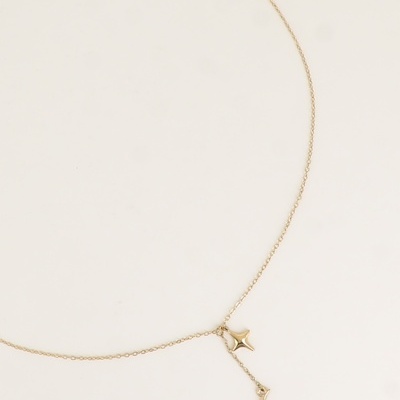 Colar dourado com pendentes de estrela e lua