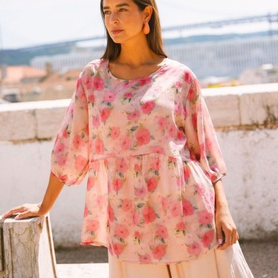 Blusa floral rosa com manga 3/4 em ambiente urbano