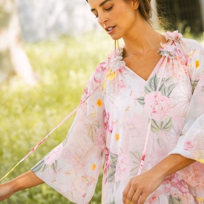 Vestido florido leve com mangas largas e decote em V