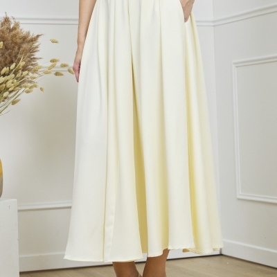 Saia midi creme plissada com cinto branco e sapatos de salto abertos creme