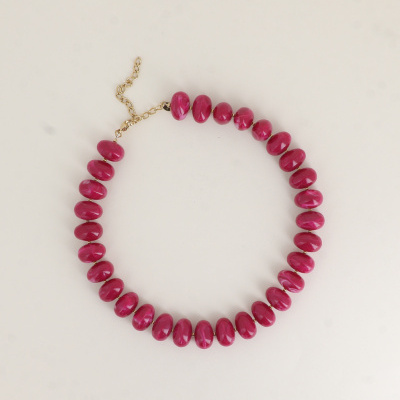 Colar de contas cor-de-rosa com fecho dourado