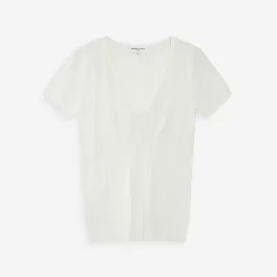 Camisola branca de malha fina com padrão de riscas verticais e decote em V