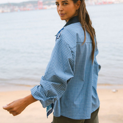 Blusa xadrez azul e branco com detalhe em tecido azul escuro e branco no colarinho