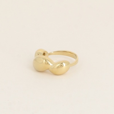 Anel dourado com design facetado sobre fundo branco