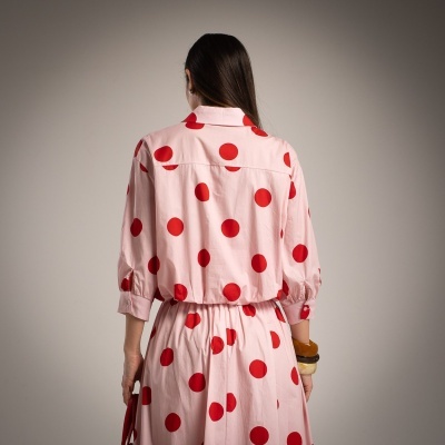 Vestido rosa claro com bolinhas vermelhas visto de costas