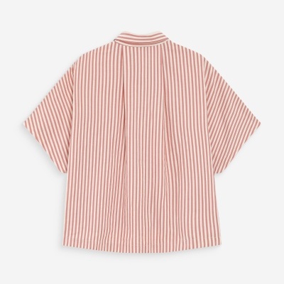 Camisa de manga curta com riscas vermelhas e brancas