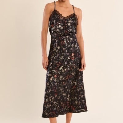 Vestido midi preto floral com renda e sandálias pretas