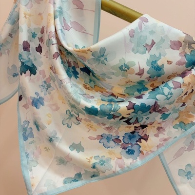 Lenço floral azul e amarelo pendurado em cabide dourado