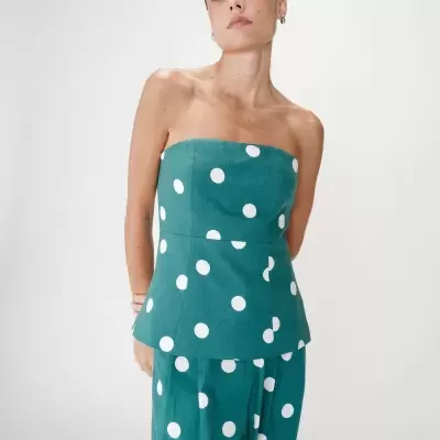 Conjunto verde com bolinhas brancas em modelo feminino
