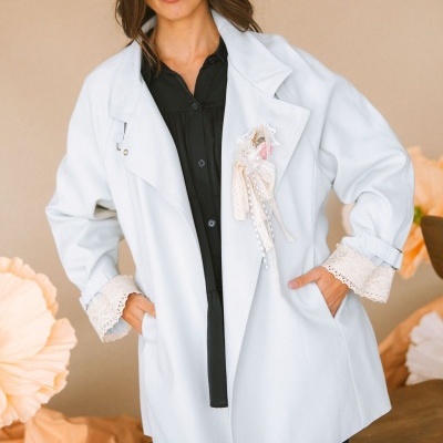 Casaco branco feminino com aplicação de renda e pérolas e detalhes em renda nas mangas