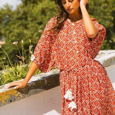 vestido padrão geométrico vermelho e branco com cinto e tasséis em crochê