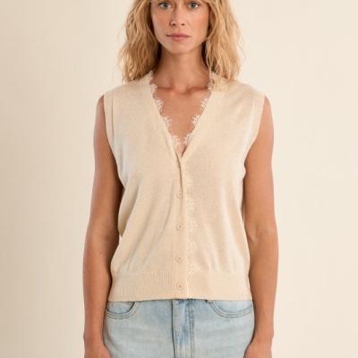 Colete bege com botões e renda, usado com jeans claros