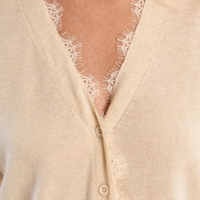 Cardigã feminino bege com renda na gola e botões frontais