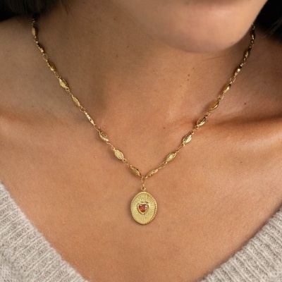 Colar dourado com pendente coração